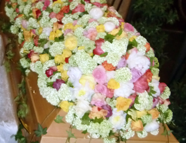 Weiß-buntes Blumengesteck für Beerdigung in Frankfurt